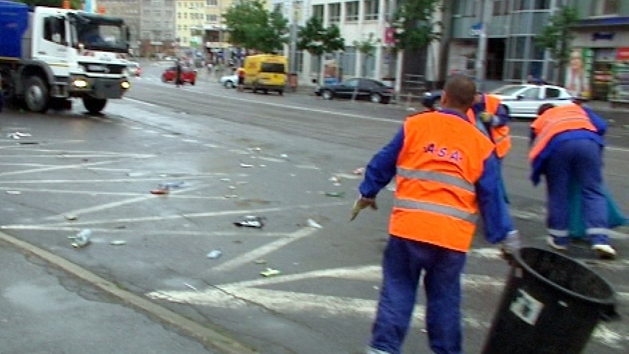 Včerajšie oslavy našich hokejistov na námestí SNP v Bratislave sledovalo celé Slovensko. To, čo ostalo po oslavách v uliciach a okolí by však už nechcel vidieť asi nikto. Neporiadok a množstvo odpadkov okamžite po skončení likvidovala upratovacia služba. Mali čo robiť až do neskorých nočných hodín. 